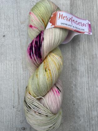 Leicht wie ein Frühlingshauch – Blütenstaub erinnert an Sonnenlicht, das über frisch erblühte Wiesen tanzt. Zarte Grundtöne in Creme, Rosé und hellem Grün werden durch feine Sprenkel in Pink und Gelb belebt. Das Ergebnis ist ein harmonisches Farbspiel, da